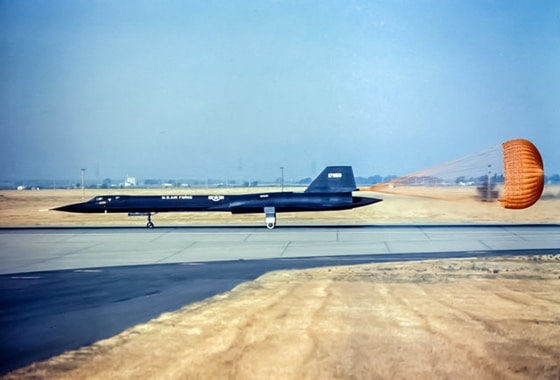 The Lockheed SR-71 Blackbird landig with parachute